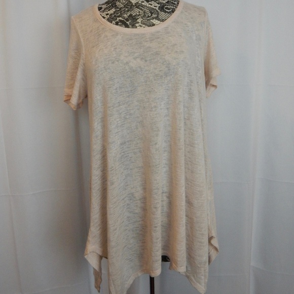 Gibson Peachy Blush Top With Handkerchief Hem 1x - Picture 1 of 3